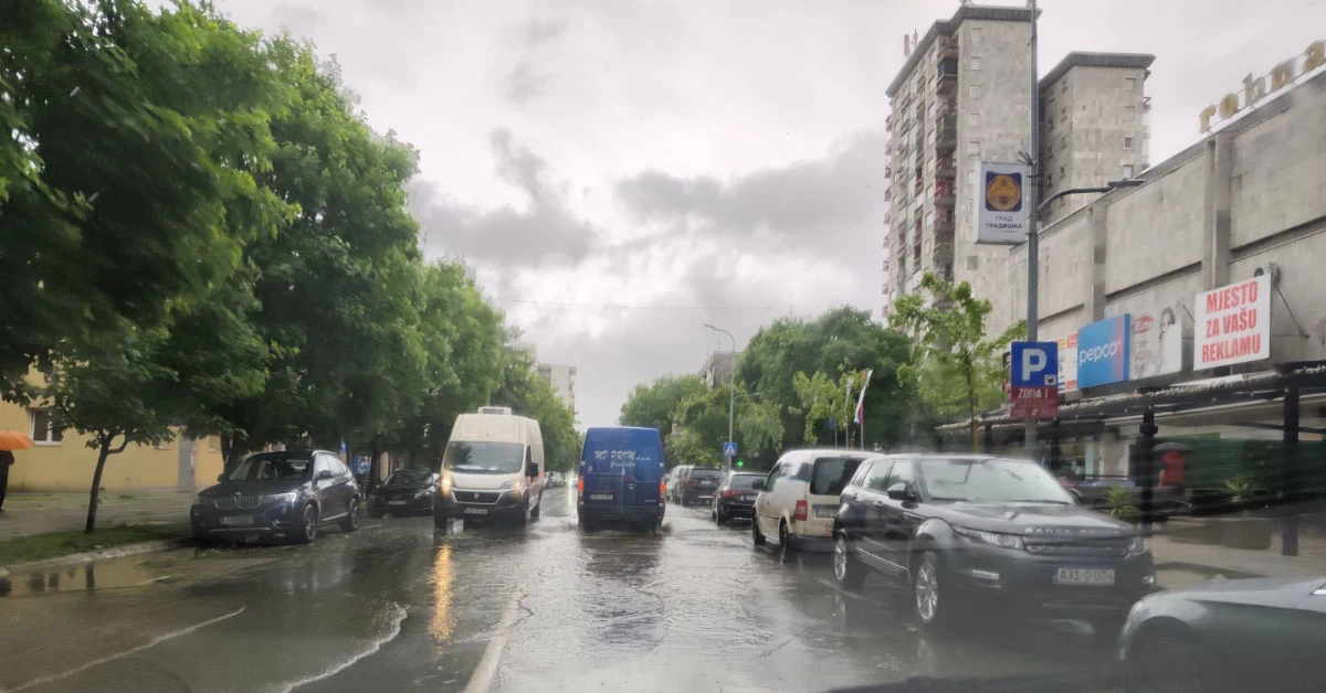 Snažno nevreme pogodilo Sarajevo: Obilna kiša poplavila ulice, otežano i kretanje saobraćaja
